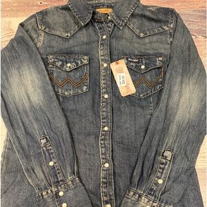 NWT Women’s Wrangler denim button up shirt with pearl snaps. $54.99 Retail, Sz S